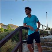 Chico de 20 años estudiando un FP superior que da clases particulares a niños de la ESO o primaria de inglés